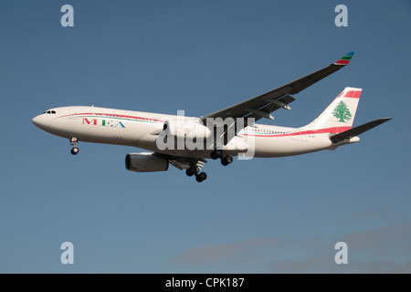 Middle East Airlines - MEA Airbus A330-243 (OD-MEC) über den Boden am Flughafen Heathrow, London, Großbritannien. Feb 2012 Stockfoto