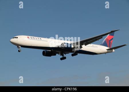 Die Delta Air Lines Boeing 767-432/ER (N840MH) über den Boden am Flughafen Heathrow, London, UK. Feb 2012 Stockfoto