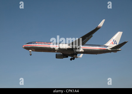 Die American Airlines Boeing 767-323/ER (N366AA) über den Boden am Flughafen Heathrow, London, UK. Feb 2012 Stockfoto