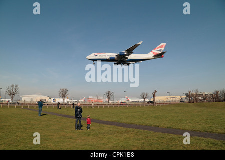 Die British Airways Boeing 747-436 (G-CIVV) über den Boden am Flughafen Heathrow, London, UK. Feb 2012 Stockfoto