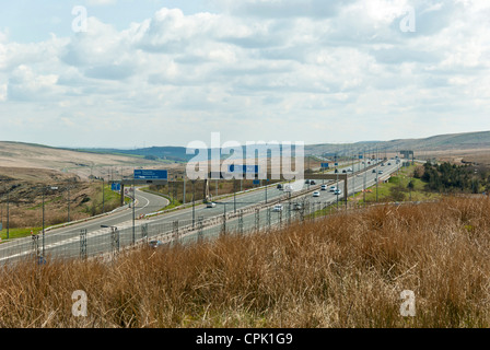 M62 nach Osten um 22 Uhr Kreuzung.  Sonntagmorgen, Anfang Mai. Stockfoto