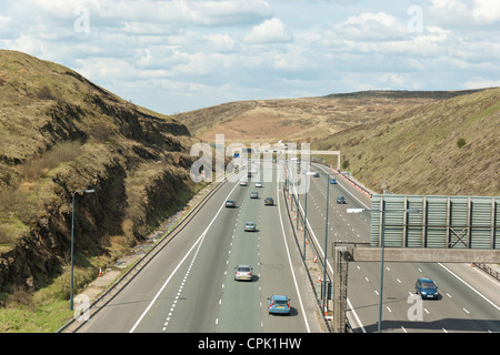 M62 auf der Suche nach Westen in der Nähe von Junction 22.  Sonntagmorgen, Anfang Mai. Stockfoto