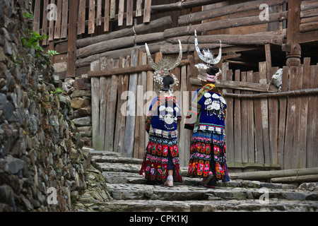 Langde Miao Mädchen in Tracht im Dorf, Kaili, Guizhou, China Stockfoto