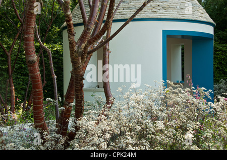 Trulli Stil Garten Gebäude und Kuh Petersilie und Birke Pflanzen in der RBC Blue Water Garden, RHS Chelsea Flower Show 2012 Stockfoto