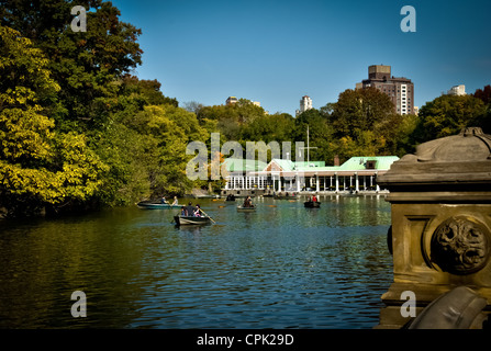 Ruderboote am See vor dem Bootshaus in Central Park, New York Stockfoto