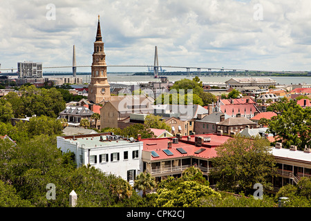 Blick auf die Skyline und Arthur Ravenel Jr. Bridge in Charleston, South Carolina. Stockfoto