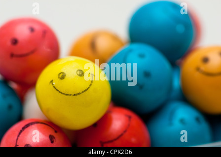 Eine große Gruppe von bunten Kugeln mit Smiley-Gesichter auf sie. Stockfoto