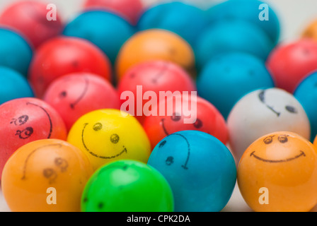 Eine große Gruppe von bunten Kugeln mit Smiley-Gesichter auf sie. Stockfoto