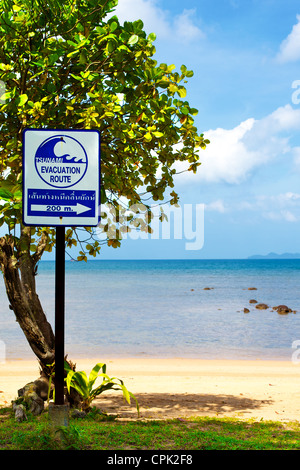 Tsunami Evakuierung Route Zeichen an einem Strand, Thailand Stockfoto