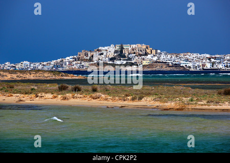 Die Chora ("Hauptstadt") der Insel Naxos und die Bucht von Agios Georgios, Kykladen, Griechenland Stockfoto