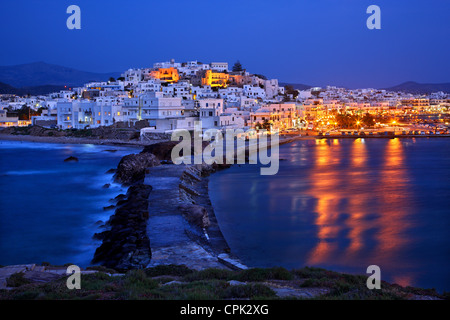 Die Chora ("Hauptstadt") von Naxos mit der Burg Sanoudos an der Spitze, wie die "Portara", Kykladen, Griechenland Stockfoto