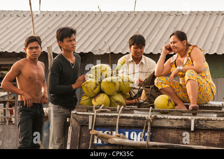 Leute verkaufen Kokosnüsse in die schwimmende Markt Cai Rang in der Nähe von Can Tho, Mekong-Fluss-Delta, Vietnam Stockfoto