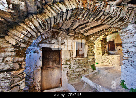 Traditionelle "Stiasto" oder "Steasto" ("Säulengang oder Gasse") im Dorf Koronos, Insel Naxos, Kykladen, Griechenland. Stockfoto