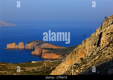 Die Cable Cars der alten Schmirgel Minen bleiben noch über Jahrzehnte in Insel Naxos, Kykladen, Griechenland. In der BG am Strand von Azalas. Stockfoto