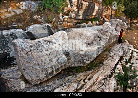 Die archaische, gigantischen und unvollständige Statue, bekannt als "Kouros", in der Nähe von Apollonas Dorf, Insel Naxos, Kykladen, Griechenland. Stockfoto