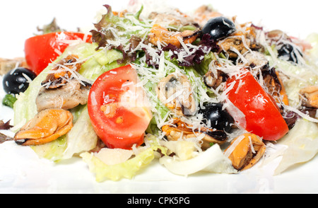 Köstlicher Salat mit Meeresfrüchten und Gemüse. Stockfoto