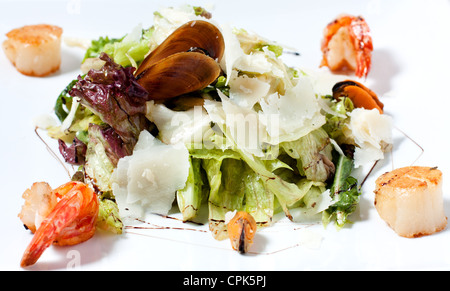 Salat mit Muscheln und Garnelen. Stockfoto