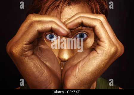 das Gesicht des Mannes mit Hände gefaltet in Form einer Herz-Nahaufnahme Stockfoto