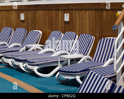 Stühle auf dem Deck des Kreuzfahrtschiffes Stockfoto