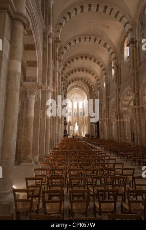 Innenministerium der romanischen Basilika Sainte Marie Madeleine in Vezelay im Burgund, Frankreich Stockfoto