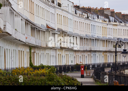 Traditionellen roten Briefkasten inmitten georgischen Reihenhaus wohnen im Royal York Crescent in Clifton, Bristol Stockfoto