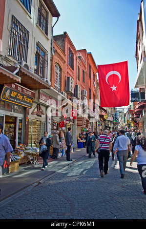 Eine Einkaufsstraße nahe dem Gewürzbasar oder Egyptien Basar in Istanbul - Türkei Stockfoto