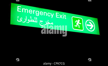Notausgangsschild in einen internationalen Flughafen im Nahen Osten mit arabischen Informationen Stockfoto