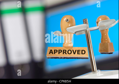 Stempel im Büro mit markierten genehmigt Stockfoto