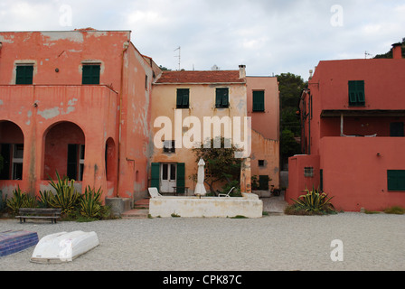 Bunte Häuser am Strand Varigotti Dorf, Ligurien, Italien Stockfoto