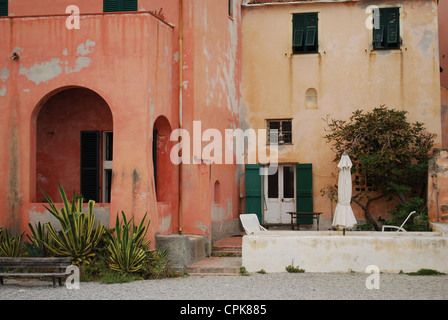 Bunte Häuser am Strand Varigotti Dorf, Ligurien, Italien Stockfoto