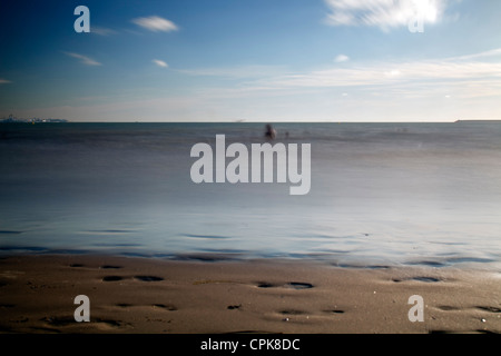 Menschen Baden am Meer, Valdelagrana Strand El Puerto De Santa Maria, Spanien. Stockfoto