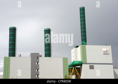 State Of The Art GuD-Gas-Kraftwerk ausgestattet mit Solaranlagen in die Schornsteine Stockfoto