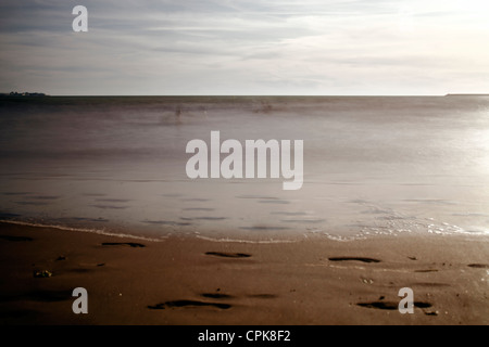 Menschen Baden am Meer, Valdelagrana Strand El Puerto De Santa Maria, Spanien. Stockfoto