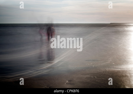 Menschen Baden am Meer, Valdelagrana Strand El Puerto De Santa Maria, Spanien. Stockfoto