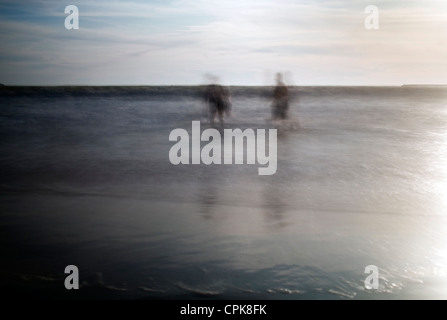 Menschen Baden am Meer, Valdelagrana Strand El Puerto De Santa Maria, Spanien. Stockfoto