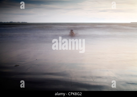 Menschen Baden am Meer, Valdelagrana Strand El Puerto De Santa Maria, Spanien. Stockfoto