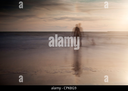 Menschen Baden am Meer, Valdelagrana Strand El Puerto De Santa Maria, Spanien. Stockfoto