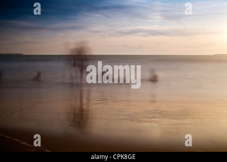 Menschen Baden am Meer, Valdelagrana Strand El Puerto De Santa Maria, Spanien. Stockfoto