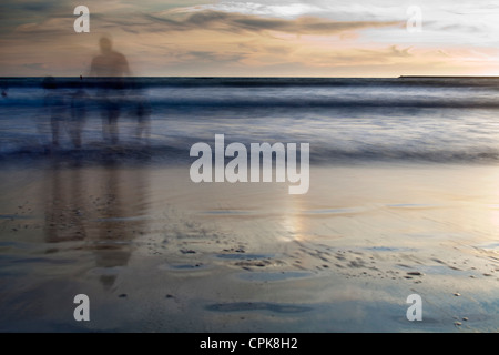 Menschen Baden am Meer, Valdelagrana Strand El Puerto De Santa Maria, Spanien. Stockfoto