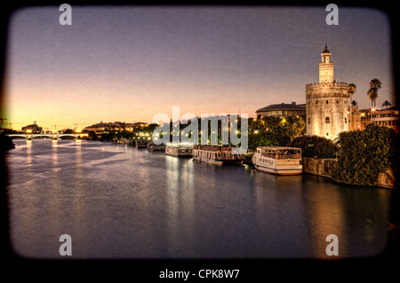 Torre del Oro (goldene Turm, 12. Jahrhundert maurischen Gebäude) durch den Fluss Guadalquivir, Sevilla, Spanien. Stockfoto