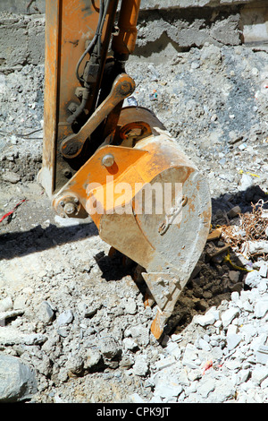 Ein gelber Bagger betrieben im städtischen Tiefbau Stockfoto