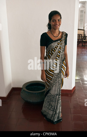 Barfuß Empfangsdame Frau Ayurweda Walauwa Resort Bentota-Sri Lanka Stockfoto