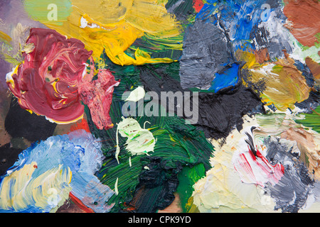 Bunte Farben auf der Palette des Künstlers in einem studio Stockfoto