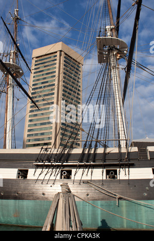 Baltimore World Trade Center Tower und USS Constellation Stockfoto