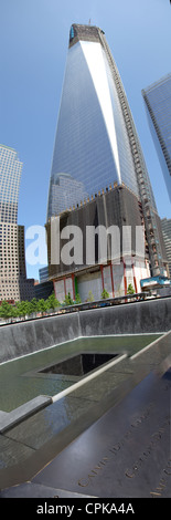 9/11 Gedenkstätte am Ground Zero, Wasserfälle mit Namen eingeschrieben um Rand derjenigen starb, New York Manhattan Freiheitsturm hinter Stockfoto
