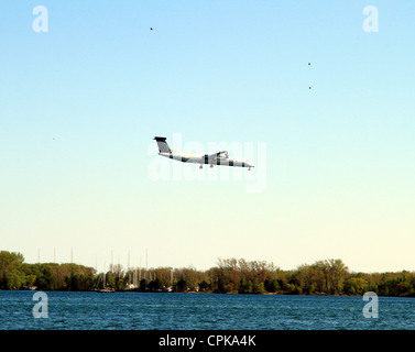 Ein Porter Airlines Flugzeug landet auf dem Flughafen Toronto Island Stockfoto