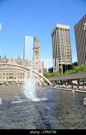 Eine Ansicht von Nathan Phillips Square in Toronto während ein schöner Tag des Frühlings Stockfoto