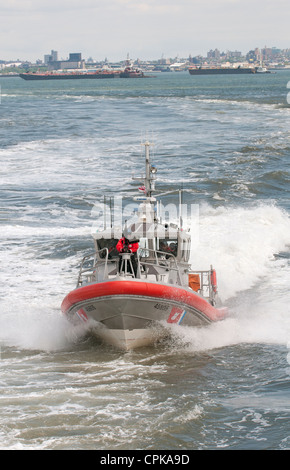US Küstenwache patrouillieren Patrol ausüben Schutz Schiff Boot Schiff im Gange NY New York USA Stockfoto