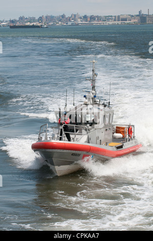US Küstenwache patrouillieren Patrol ausüben Schutz Schiff Boot Schiff im Gange NY New York USA Stockfoto