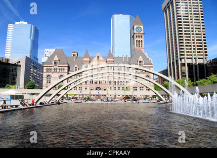 Eine Ansicht von Nathan Phillips Square in Toronto während ein schöner Tag des Frühlings Stockfoto